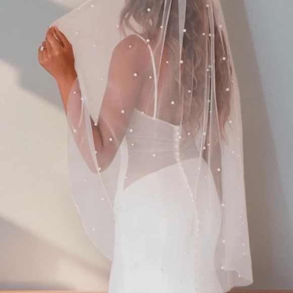 Elegant Faux Pearl-Embellished White Veil, Pearl Wedding Veil, Hip Length Veil main image 8